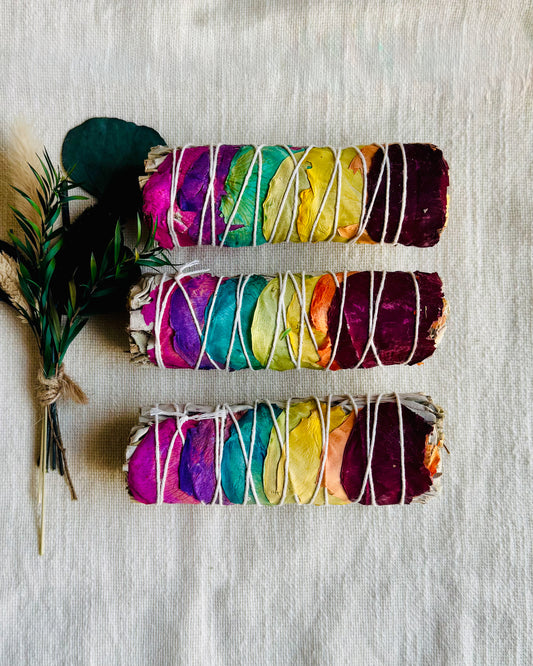 Bâton de sauge blanche avec pétales de rose – Purification énergétiques