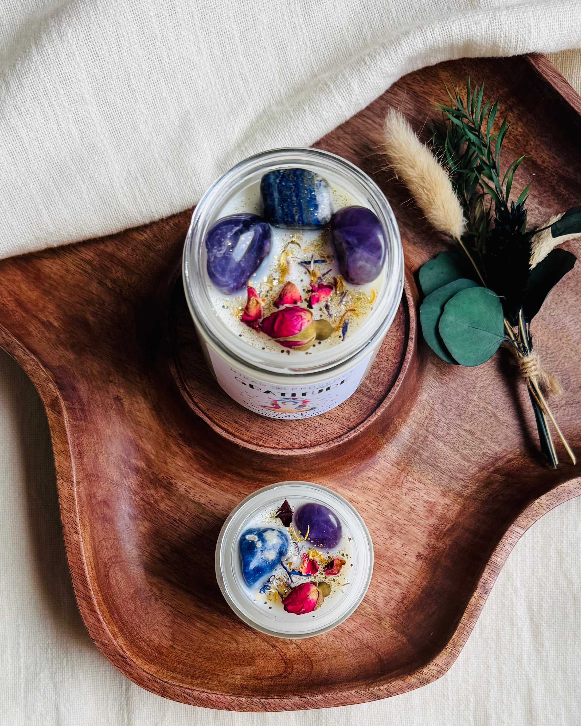 Bougie d’Intention Gratitude – Améthyste & Lapis-Lazuli - vue de près