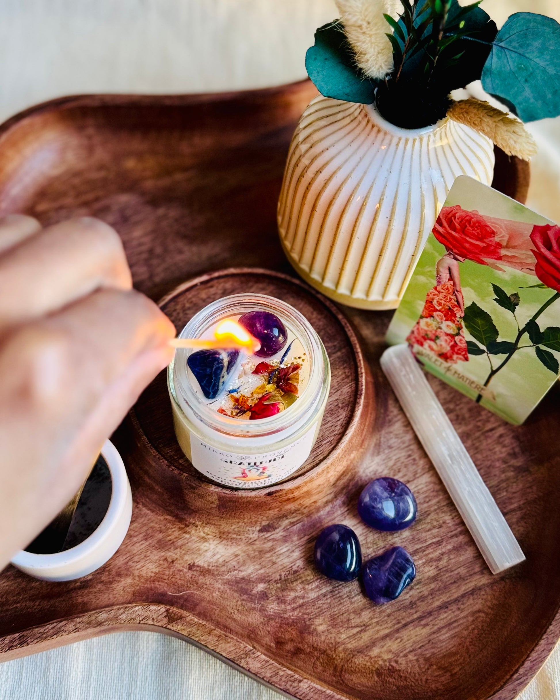 Bougie d’Intention Gratitude – Améthyste & Lapis-Lazuli - bougie allumée