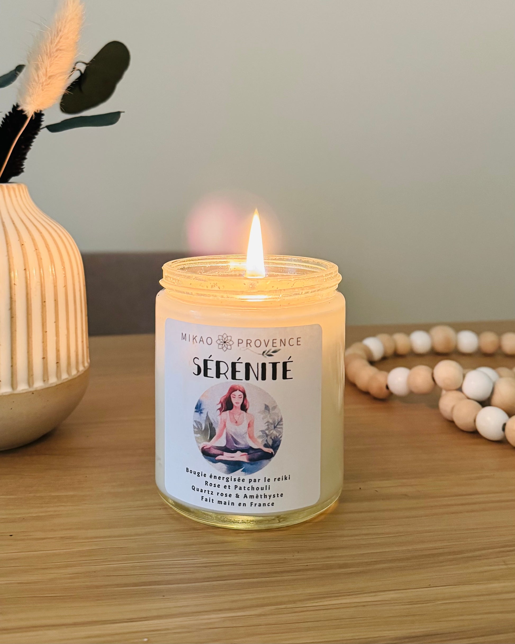 Bougie d’Intention Sérénité – Améthyste & Quartz Rose - bougie allumée