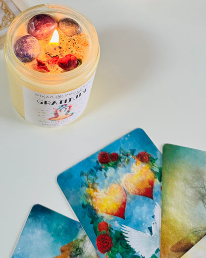 Bougie d’Intention Gratitude – Améthyste & Lapis-Lazuli - vue de près allumée